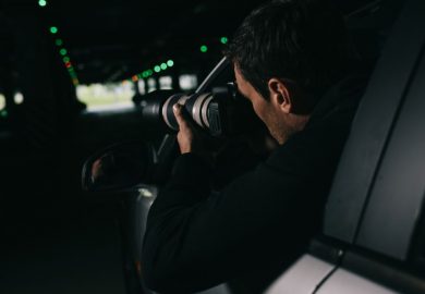 Como um detetive particular monitora um suspeito?