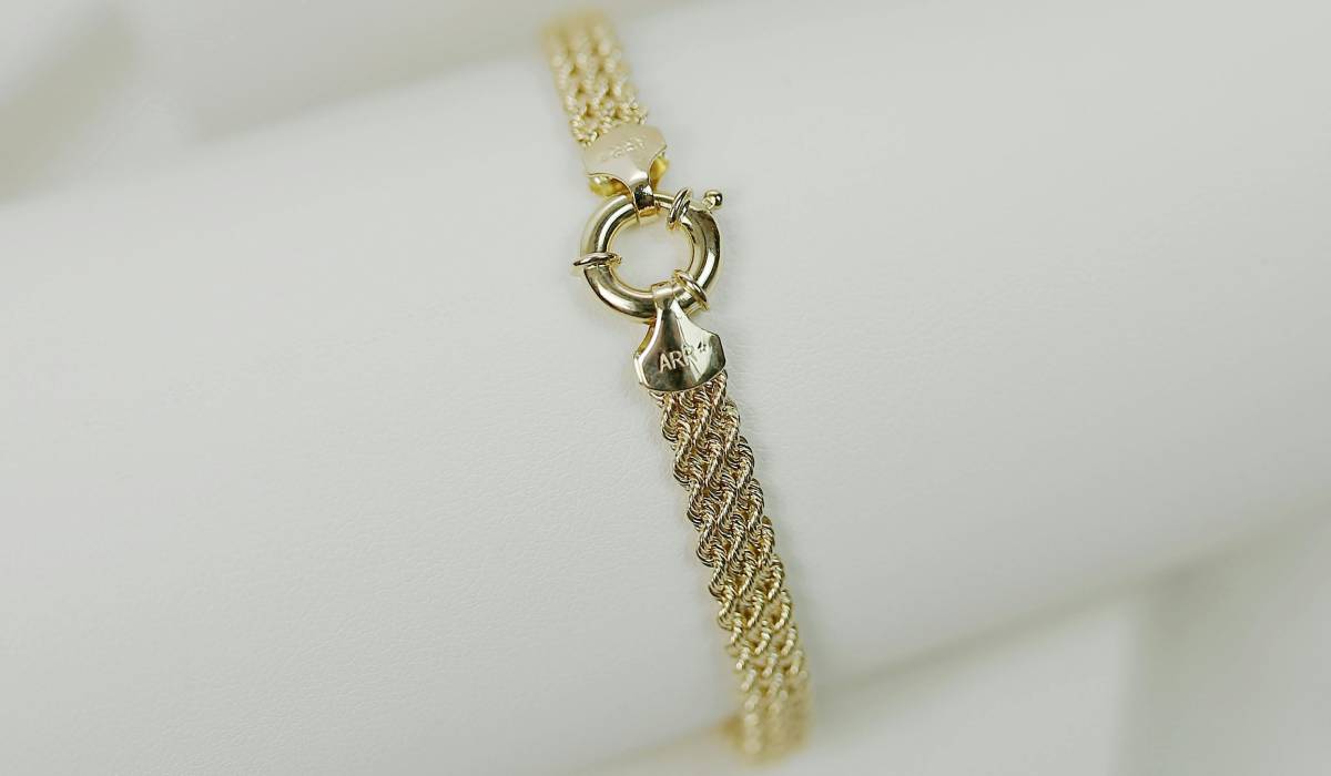 Pulseiras riviera em ouro são tendência entre mulheres elegantes